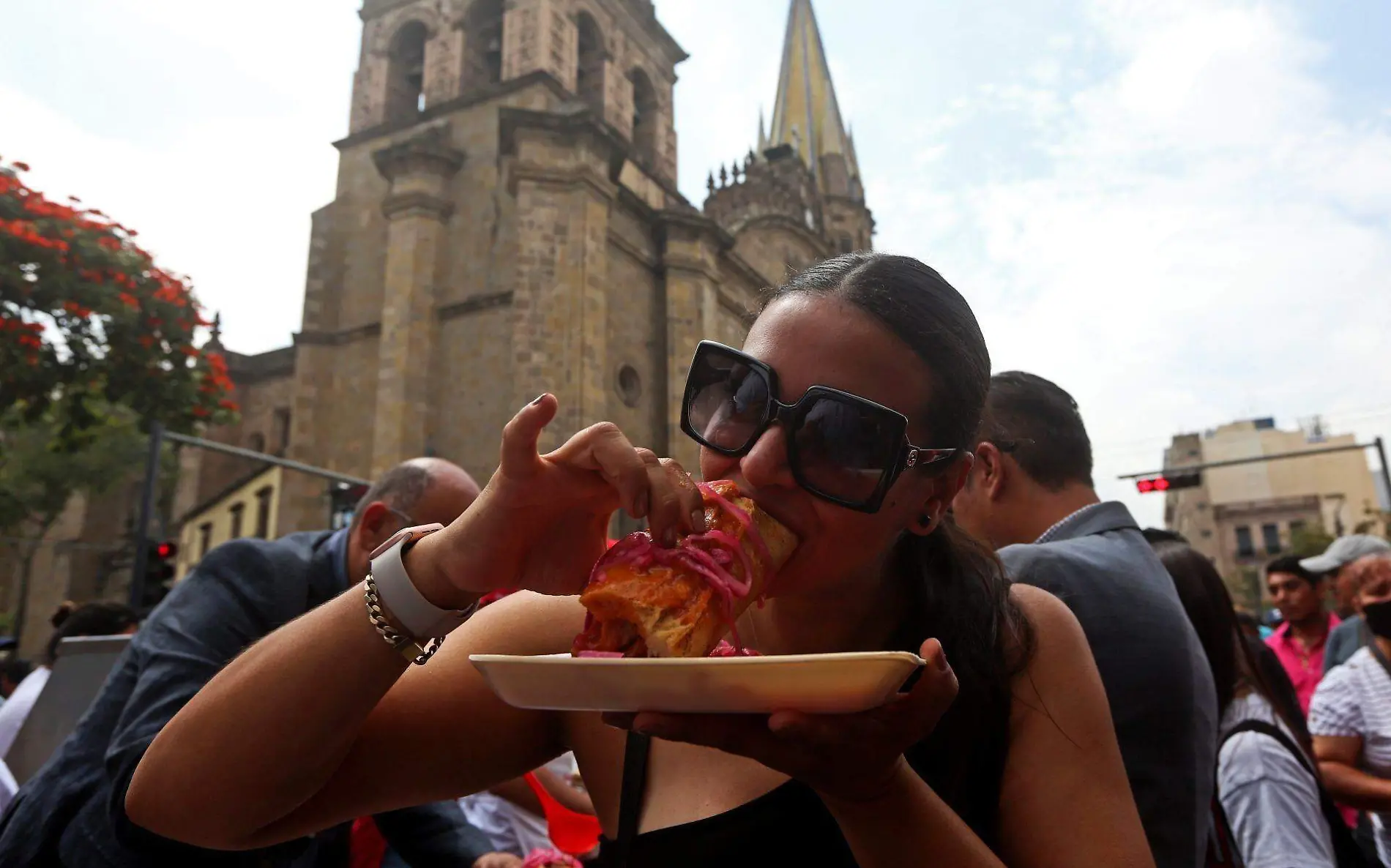 Mujer comiéndose una torta ahogada